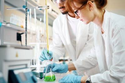 תמונה של מדענית